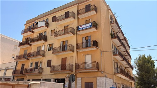 Centrale Appartamento di 3 Vani Oltre Acc. e Con Box Auto.